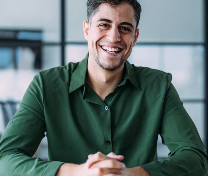 Empreendedor comemorando a abertura da própria empresa