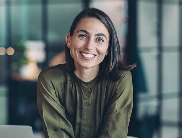 Empreendedora sorrindo no escritório