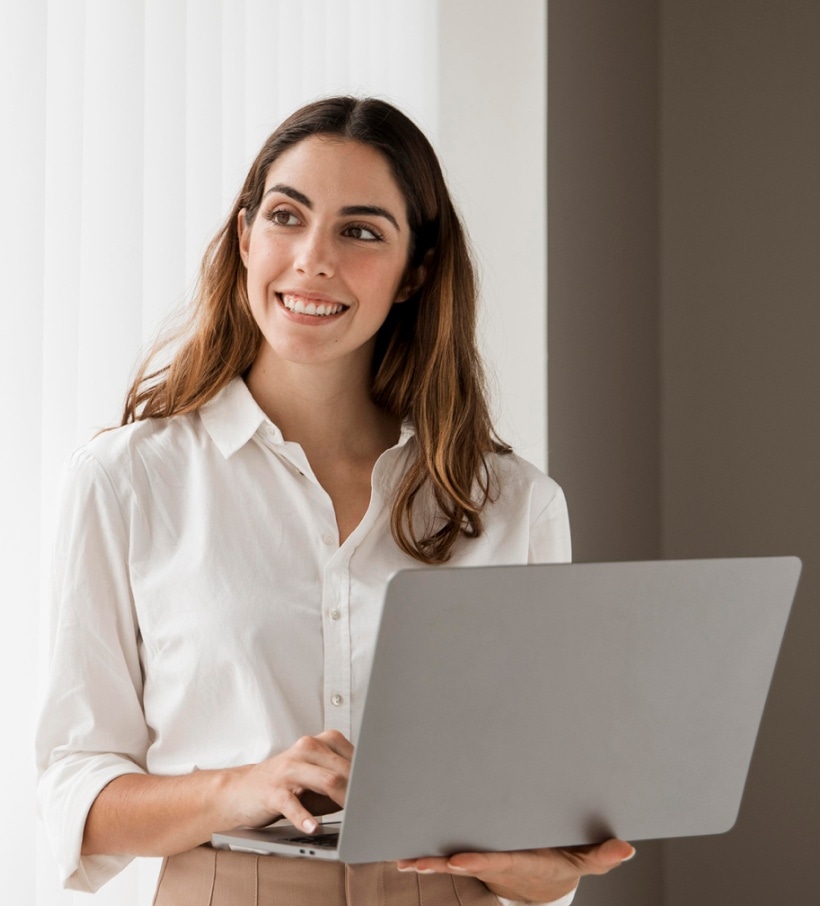 Profissional sorrindo com o notebook nas mãos