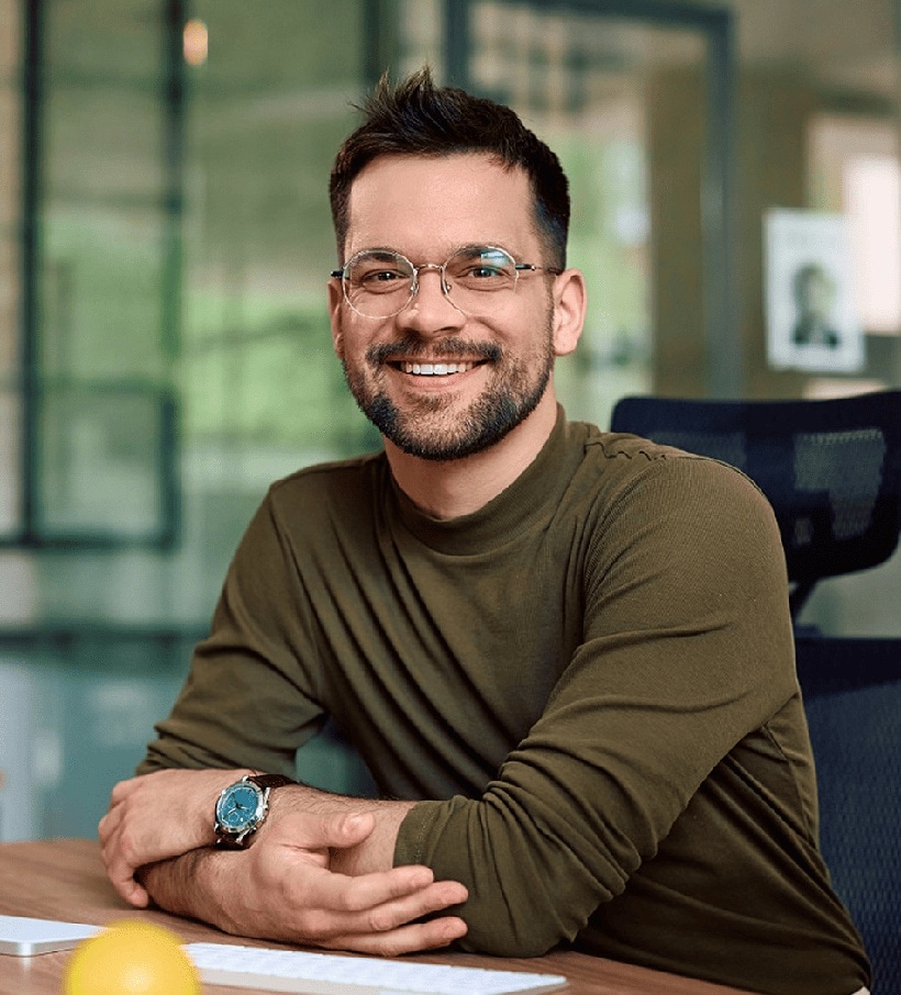 Empreendedor sorrindo enquanto trabalha no computador